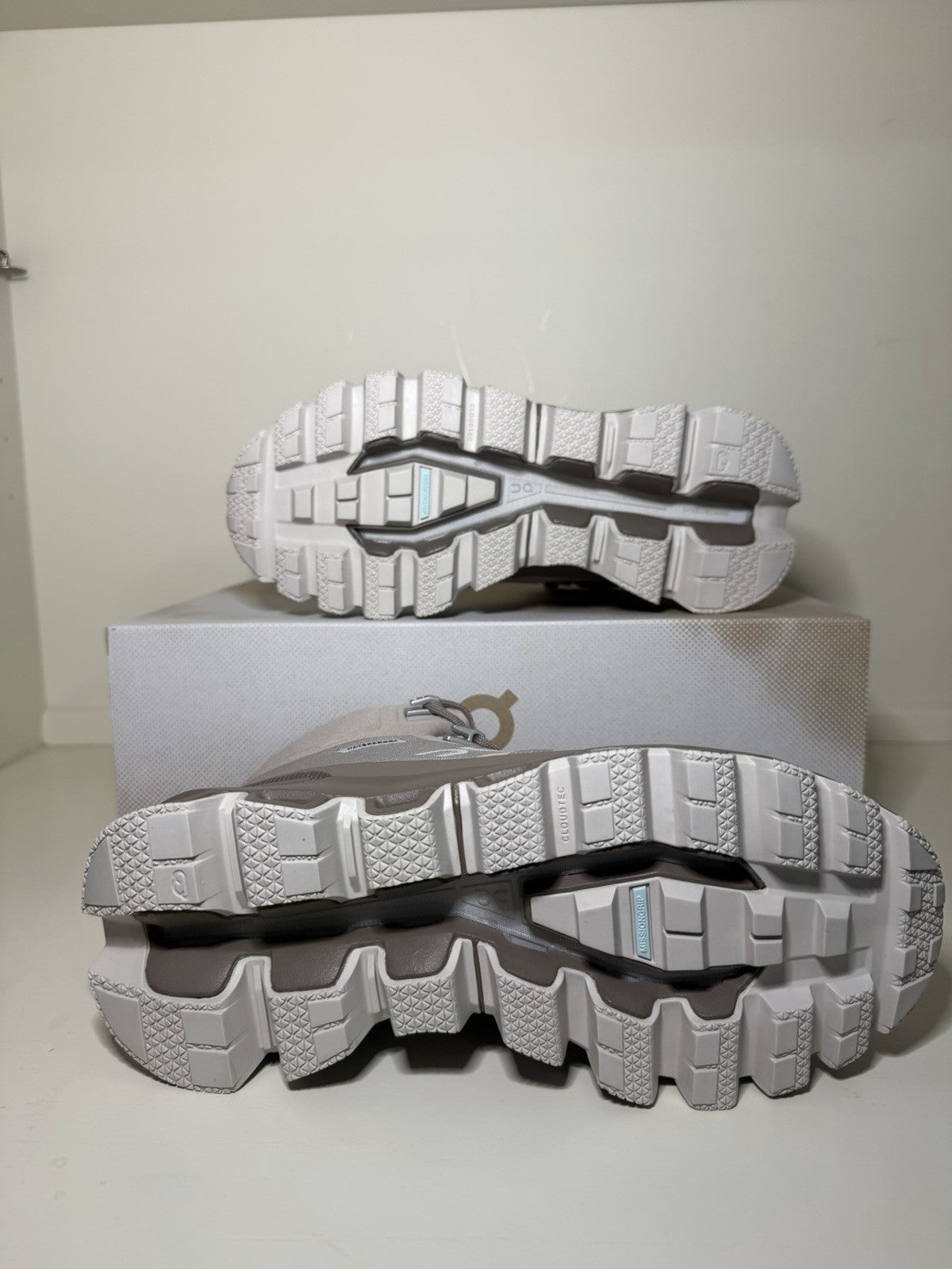On Cloudrock Waterproof Women's Hiking Boots Desert Clay US 10.5 New 23.99548